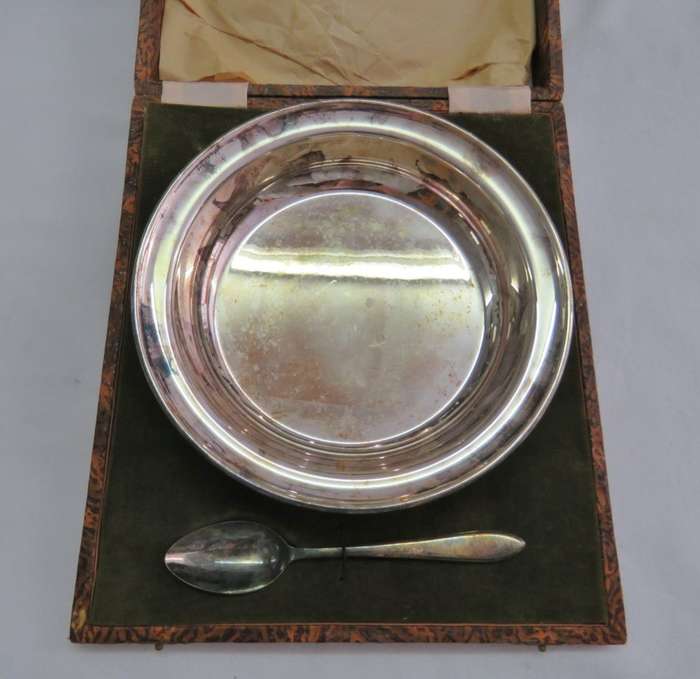 Vintage Duchess plate silverplated child`s porridge set in box