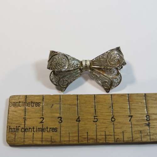 Silver coloured filigree brooch - Marked 925 on pin