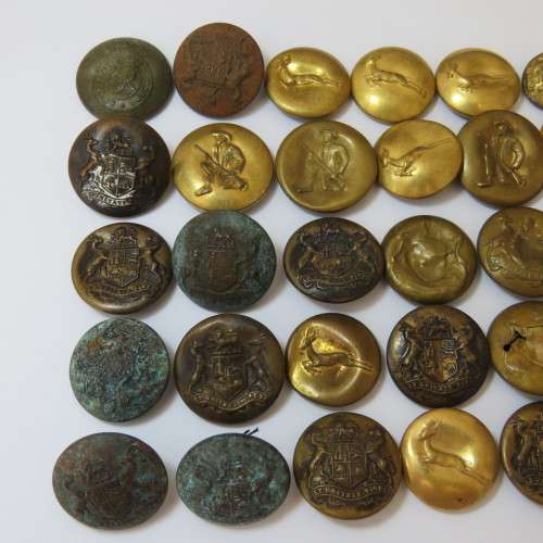 Mixed lot of 39 damaged military buttons