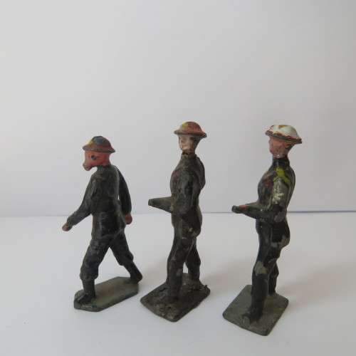Lot of 3 vintage lead soldiers - Britains Ltd
