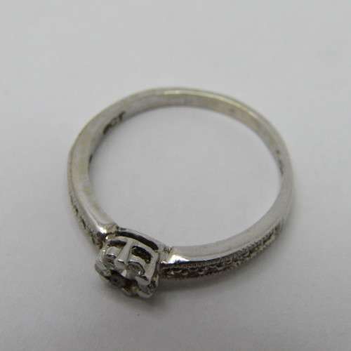 9kt White Gold diamond ring with 0.10ct diamond and smaller 0.15ct in total - weighs 2.2g - size L/6