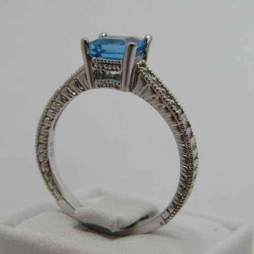 9kt White gold ring with 1.3ct blue topaz and small diamonds of 0.08ct in total - weighs 3.4g - Q/8