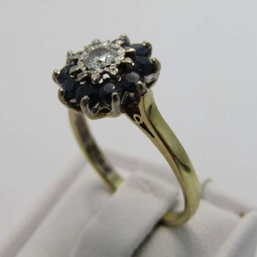 18kt Gold ring with diamonds and sapphires - weighs 4.2g - size N/7
