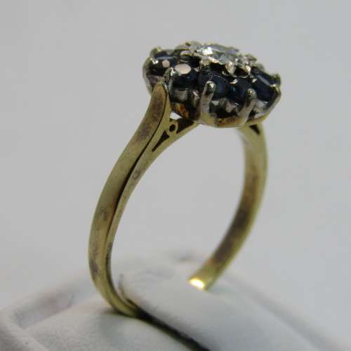 18kt Gold ring with diamonds and sapphires - weighs 4.2g - size N/7