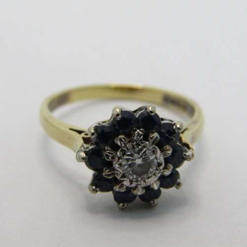 18kt Gold ring with diamonds and sapphires - weighs 4.2g - size N/7