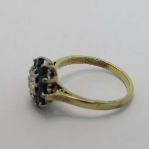 18kt Gold ring with diamonds and sapphires - weighs 4.2g - size N/7