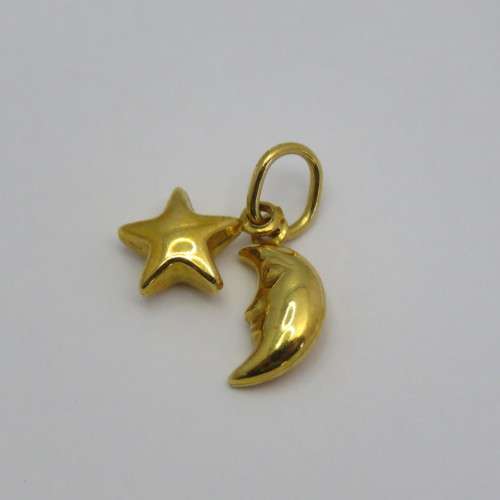 Italian 18kt gold pendant - Moon and star - Weight 0,7 g