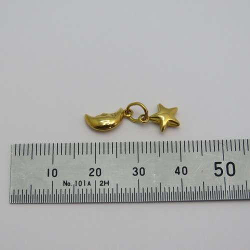 Italian 18kt gold pendant - Moon and star - Weight 0,7 g