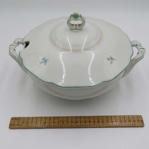 Beautiful porcelain soup tureen with lid - Small glazing chips on lid - Unclear makers mark