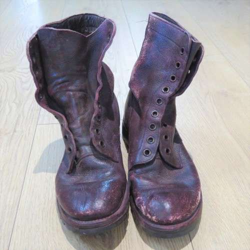 Pair of Old SA Army leather boots - Size 8 - No laces