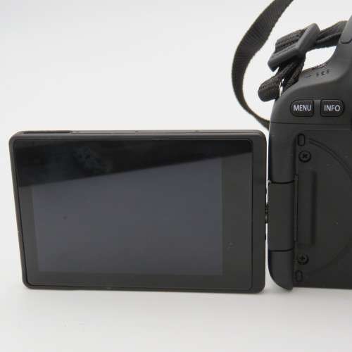 Canon EOS 200D digital camera with 18-55mm lens - in Canon pouch - Needs battery