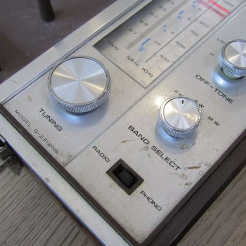 Vintage Sanyo travel record player - only one channel works on radio and turntable needs service