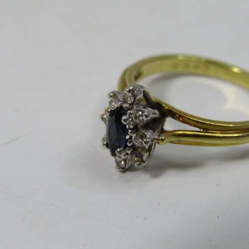18kt Yellow Gold Sapphire ring with 8 small diamonds - weighs 3,9g - Size L