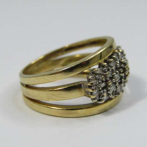 18k Gold ring with 22 baquette diamonds and 24 small round diamonds - weighs 6,1g - size M