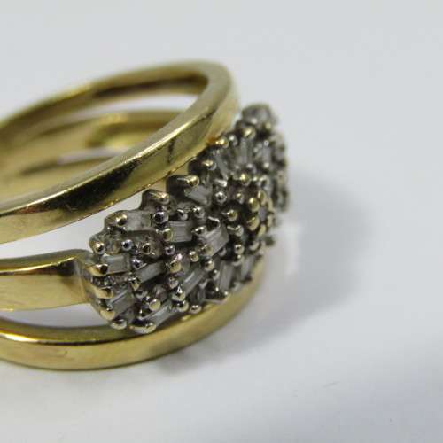 18k Gold ring with 22 baquette diamonds and 24 small round diamonds - weighs 6,1g - size M