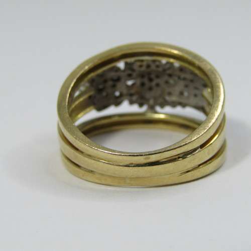 18k Gold ring with 22 baquette diamonds and 24 small round diamonds - weighs 6,1g - size M
