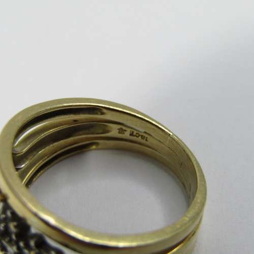 18k Gold ring with 22 baquette diamonds and 24 small round diamonds - weighs 6,1g - size M