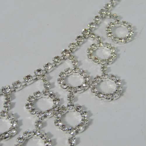 Beautiful costume jewellery diamante necklace - 41cm