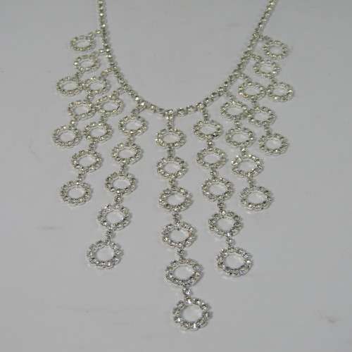 Beautiful costume jewellery diamante necklace - 41cm