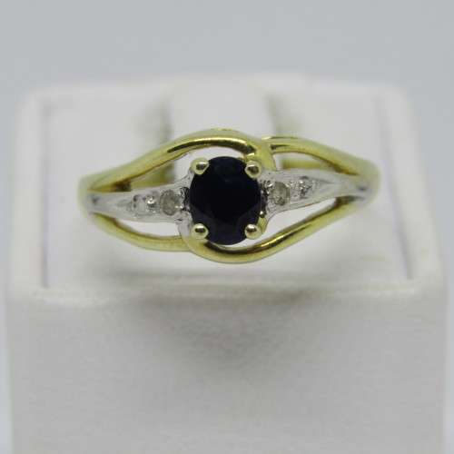 14kt Yellow and White gold Sapphire ring with small diamonds on the side - Size M 1/2