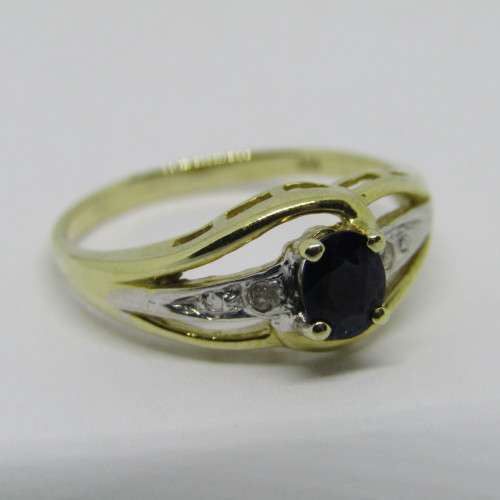 14kt Yellow and White gold Sapphire ring with small diamonds on the side - Size M 1/2