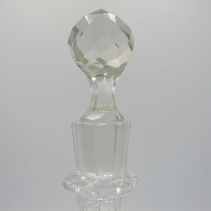 Beautiful vintage Sherry decanter with lid - chipped at rim