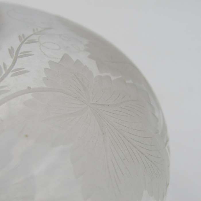 Beautiful vintage Sherry decanter with lid - chipped at rim