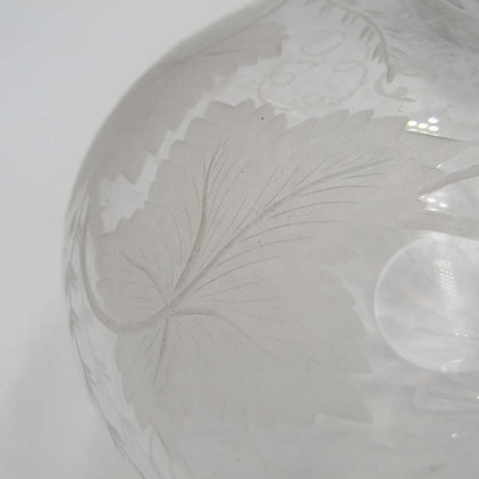 Beautiful vintage Sherry decanter with lid - chipped at rim