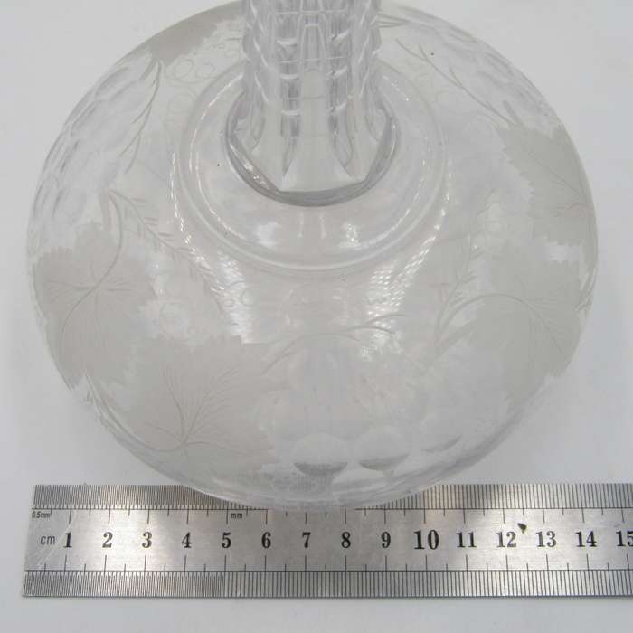 Beautiful vintage Sherry decanter with lid - chipped at rim