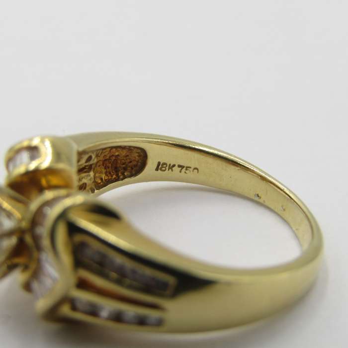 18kt Yellow Gold diamond ring with 0,85ct centre diamond