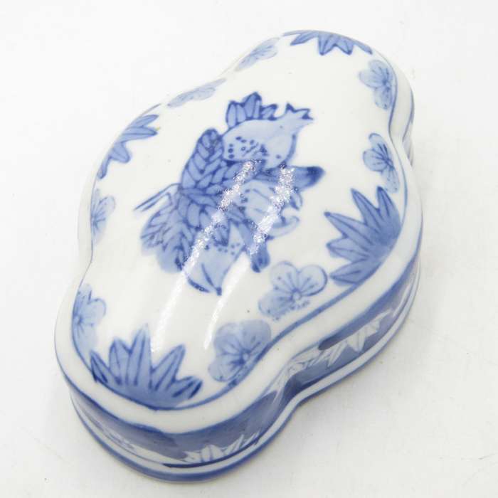 Antique Chinese blue and white porcelain tea caddy jar with lid