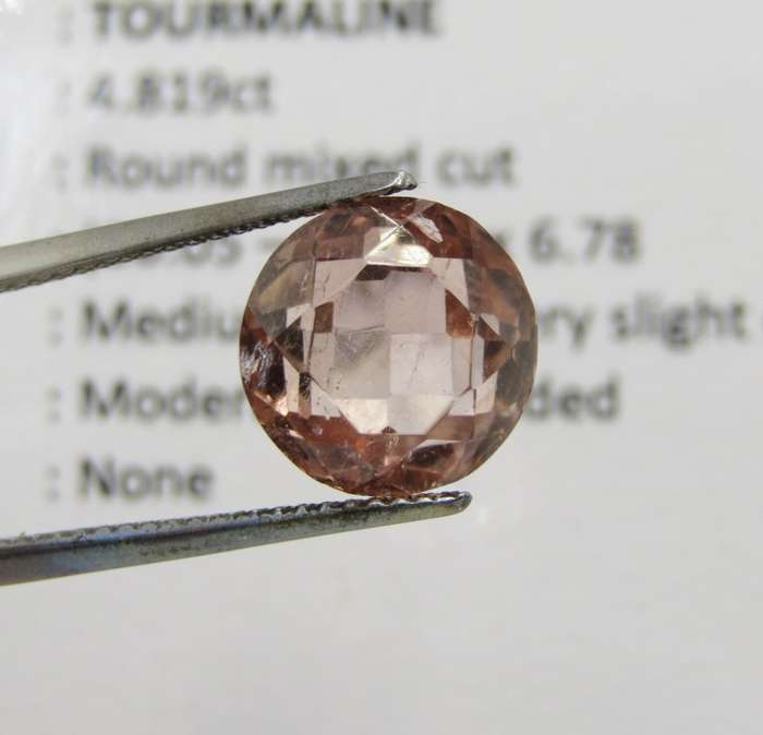 Tourmaline of 4,8 carat - Round mixed cut - very slight orangey pink with Gemlab certificate