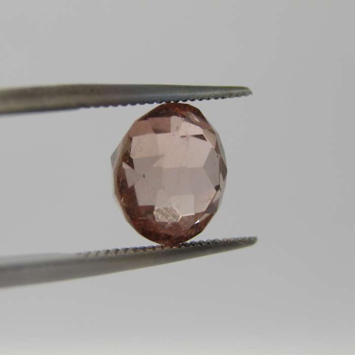Tourmaline of 4,8 carat - Round mixed cut - very slight orangey pink with Gemlab certificate