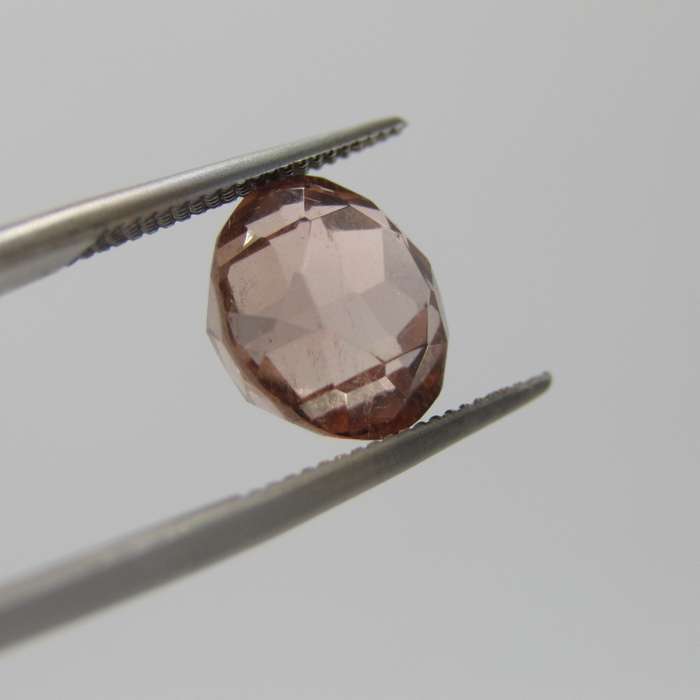 Tourmaline of 4,8 carat - Round mixed cut - very slight orangey pink with Gemlab certificate