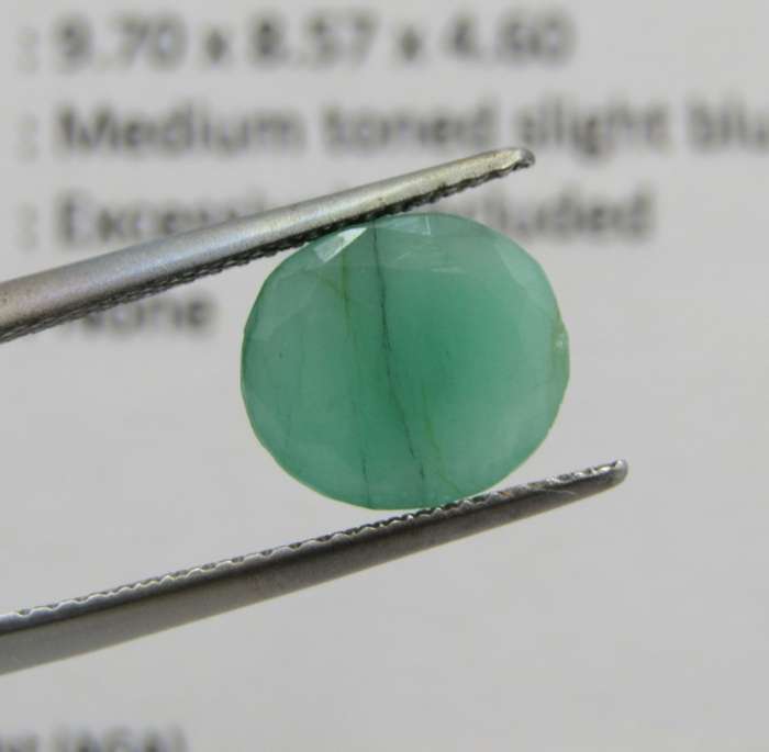 Natural Emerald of 2,67 carat - oval mixed cut - medium toned slight bluish green