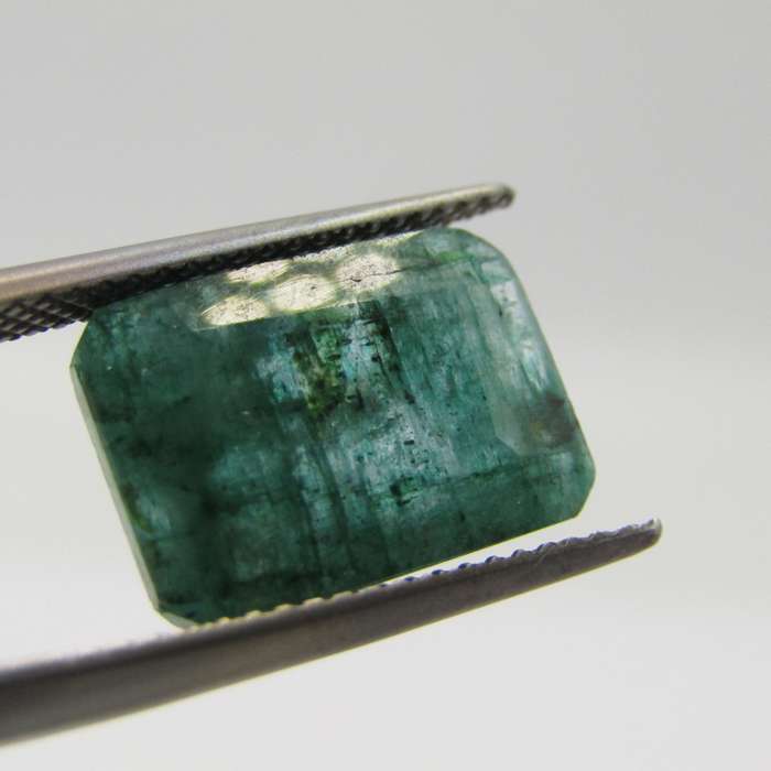 Natural Emerald of 5,66 carat Emerald cut medium dark toned slight bluish green