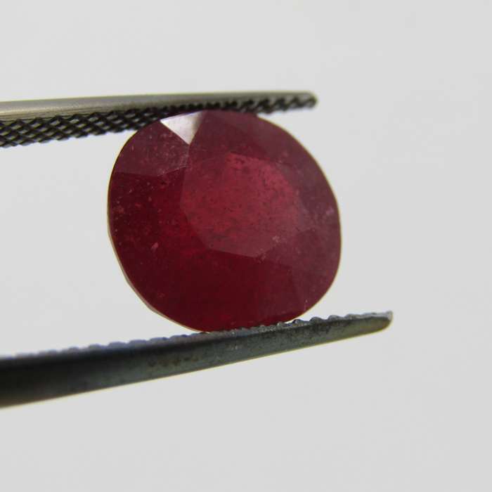 Fracture filled Ruby of 6,2 carat oval mixed cut - dark toned red with Gemlab certificate