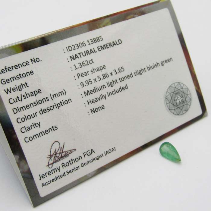 Natural Emerald of 1,36 carat - Pear shape medium light toned slight bluish green