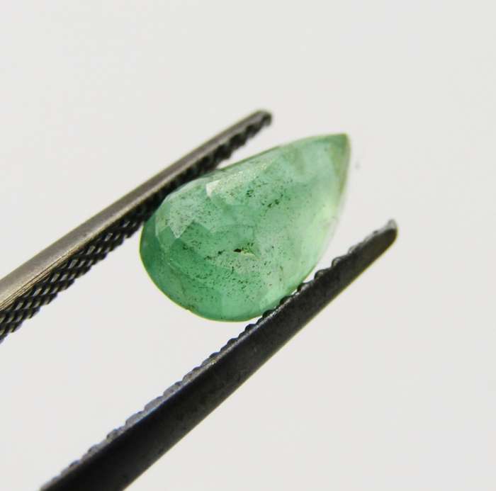 Natural Emerald of 1,36 carat - Pear shape medium light toned slight bluish green