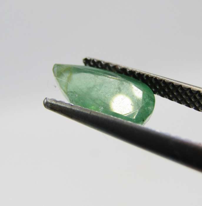 Natural Emerald of 1,36 carat - Pear shape medium light toned slight bluish green