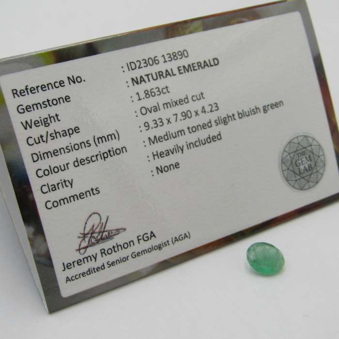 Natural Emerald of 1,86 carat medium toned slight bluish green - oval mixed cut