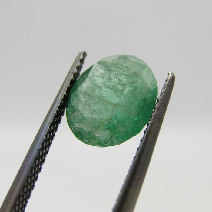 Natural Emerald of 1,86 carat medium toned slight bluish green - oval mixed cut