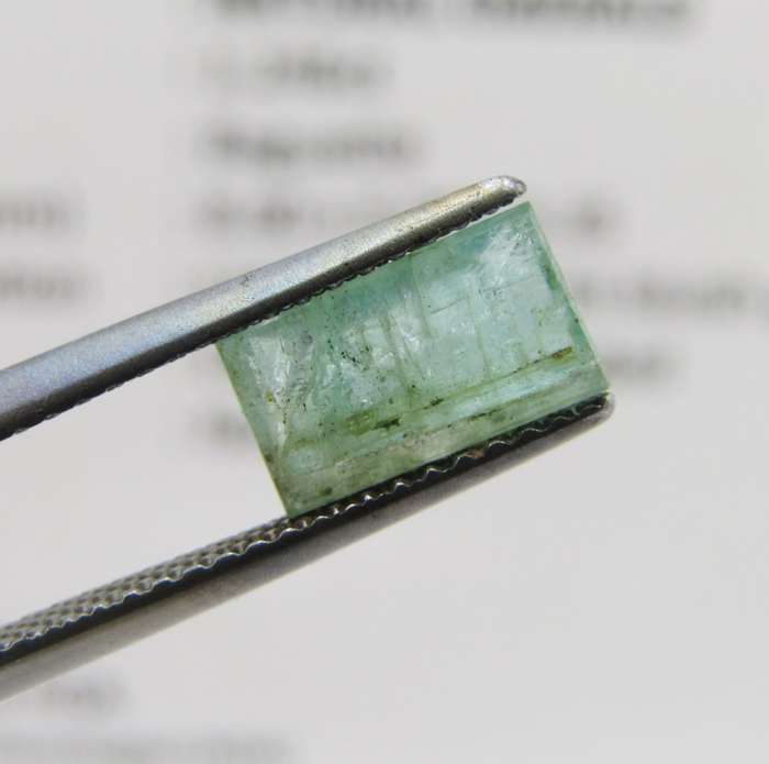 Natural Emerald of 1,24 carat - Baguette shape light toned slight bluish green