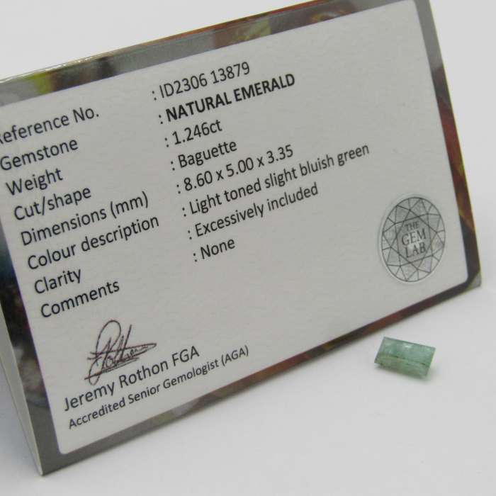 Natural Emerald of 1,24 carat - Baguette shape light toned slight bluish green