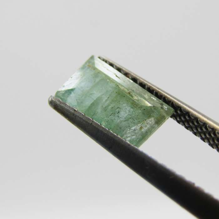 Natural Emerald of 1,24 carat - Baguette shape light toned slight bluish green