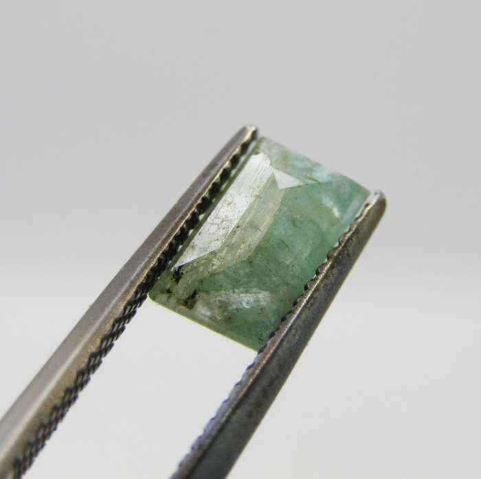 Natural Emerald of 1,24 carat - Baguette shape light toned slight bluish green