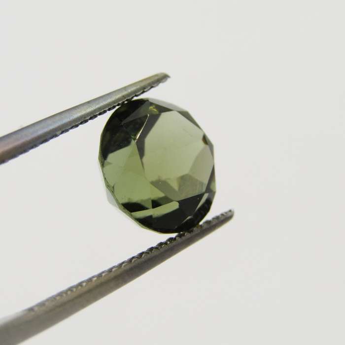 Tourmaline of 4,04 carat - Round mixed cut - slight brownish green with Gemlab certificate