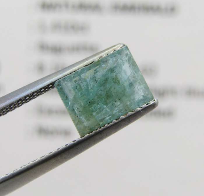 Natural Emerald of 1,4 carat - Baguette shape medium toned slight bluish green