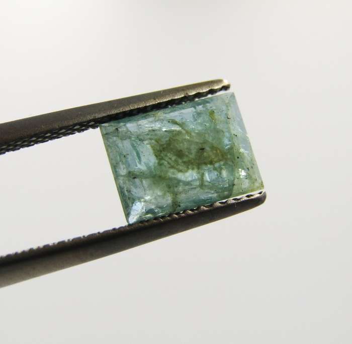 Natural Emerald of 1,4 carat - Baguette shape medium toned slight bluish green