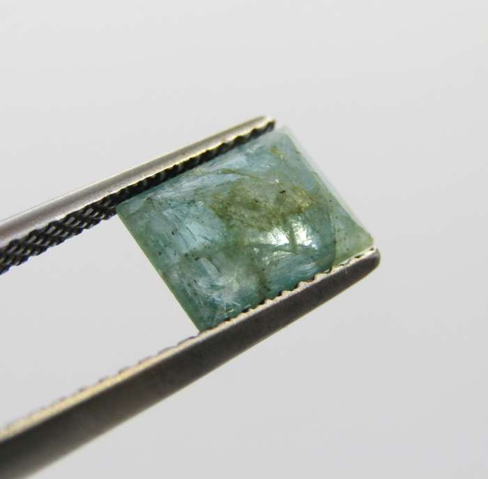 Natural Emerald of 1,4 carat - Baguette shape medium toned slight bluish green